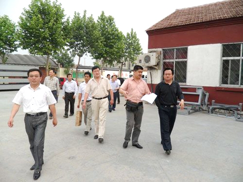 廠領(lǐng)導陪客戶廠內(nèi)參觀